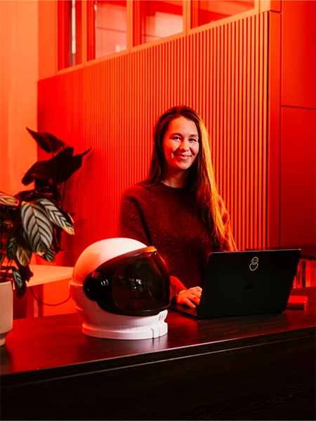 starmate's Executive Assistant Tanja am Laptop